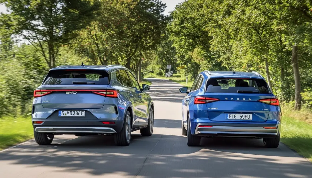  BYD Atto 3 Evo frente al Skoda Elroq 85: comparativa de SUV el&eacute;ctricos europeos y chinos - Imagen generada por IA 