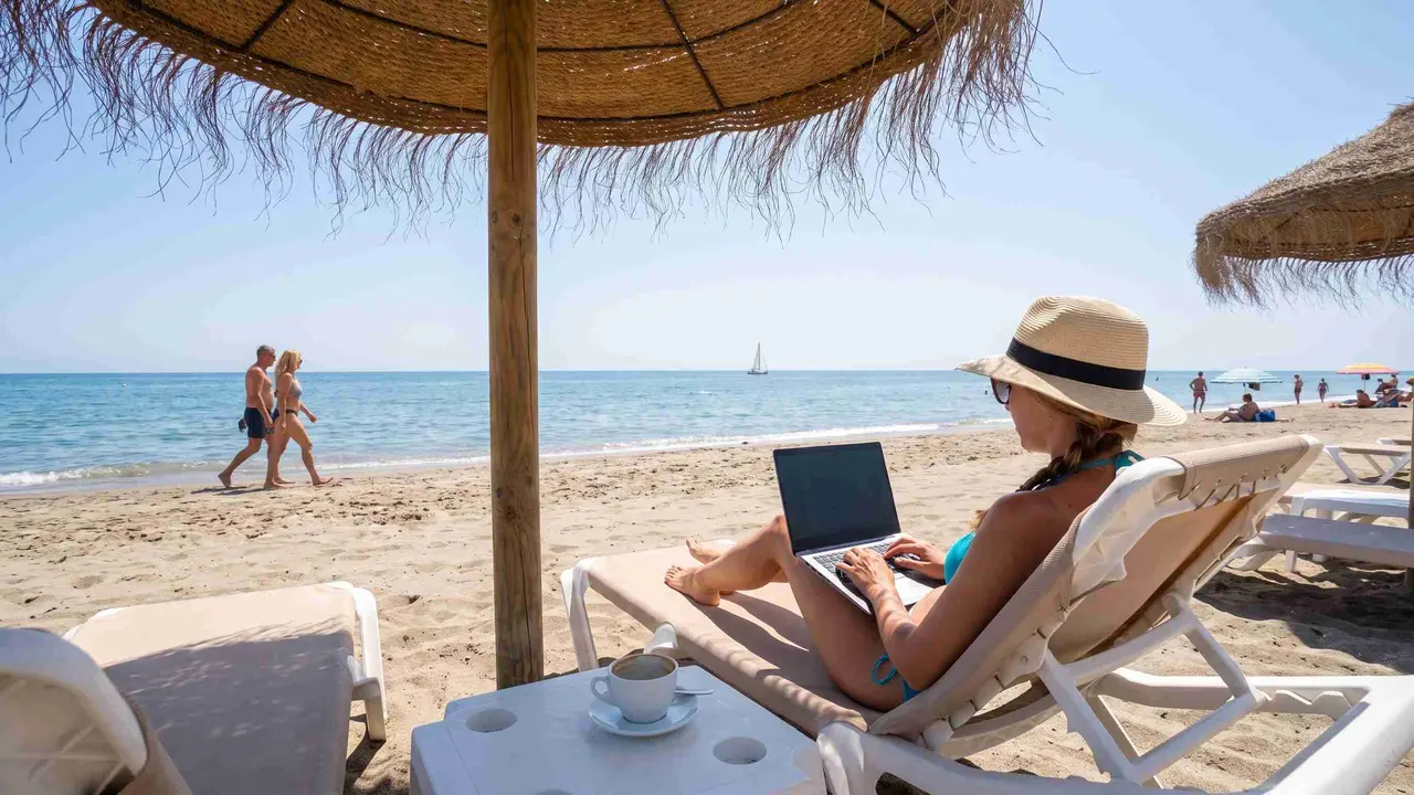 La Costa del Sol logra 845.858 visualizaciones para atraer a teletrabajadores internacionales &mdash; Imagen generada por IA