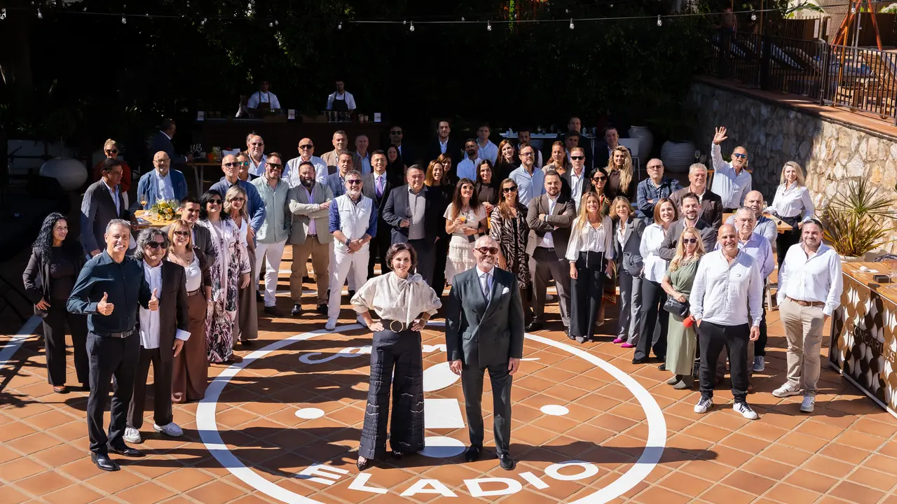 Eladio Rueda y Macarena Valiente con los invitados al evento