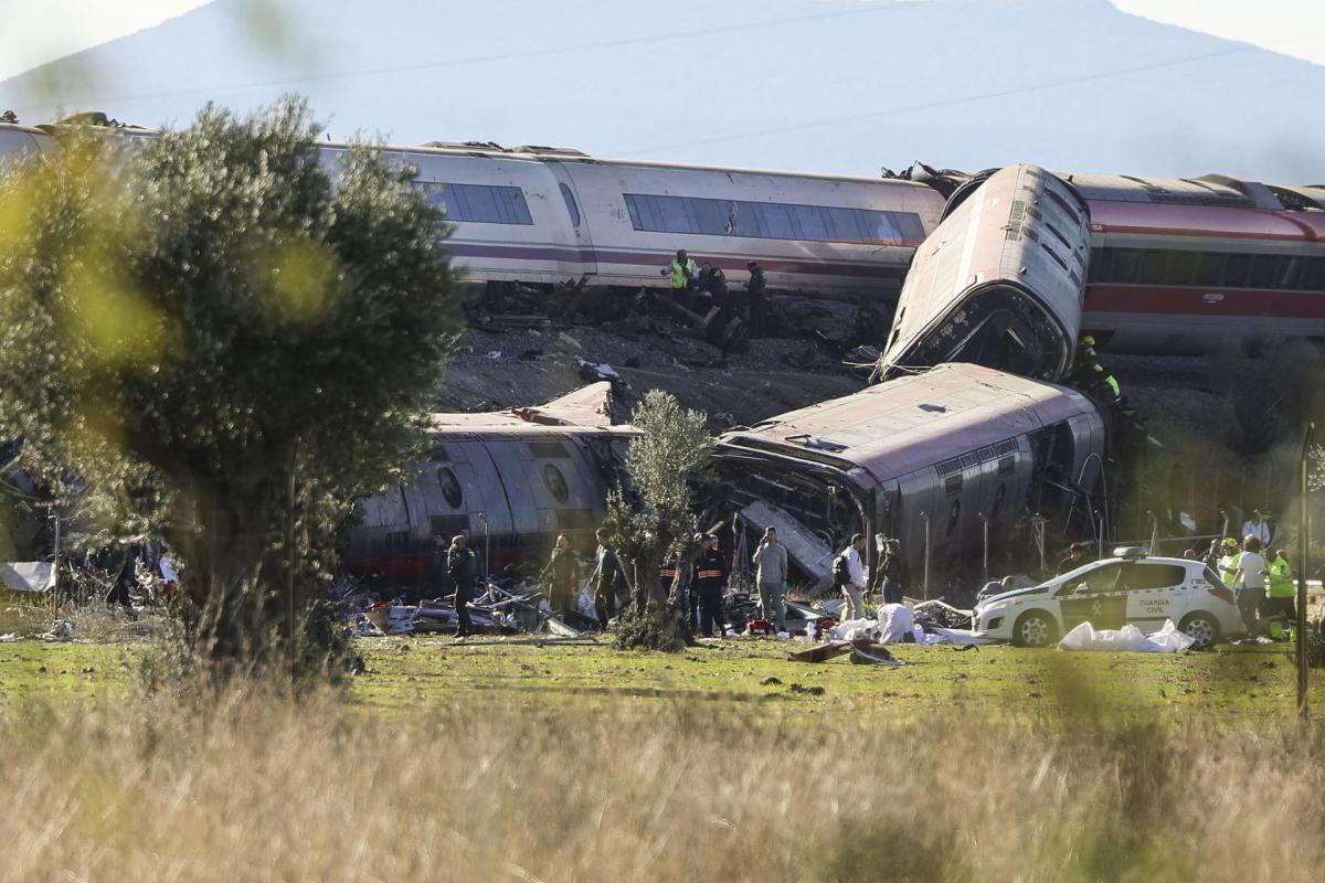 dos-trenes-de-alta-velocidad-uno-de-renfe-y-otro-de-iryo-han-colisionado-a-primera-hora-de-este-miercoles-a-la-altura-de-la-estacion-de-urda-toledo-segun-han-informado-a-efe-fuentes-del-servicio-de-emerg