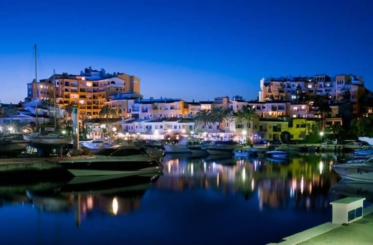 Si vende bar ristorante pub nel porto di Cabopino