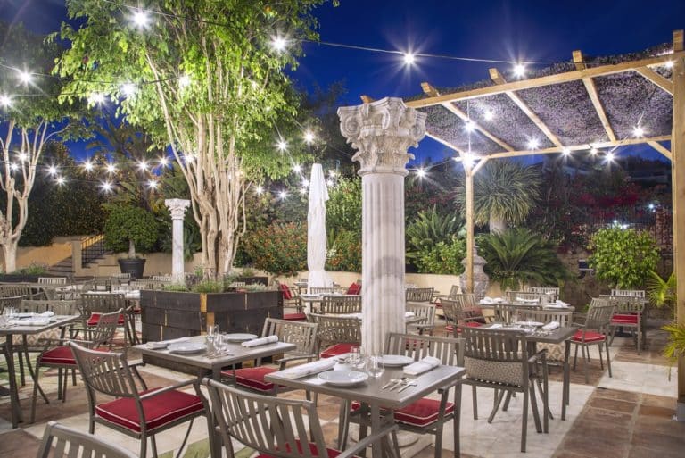 Cenare all’aperto nel nuovo ristorante Maison Lú è un “must” dell’estate di Marbella.