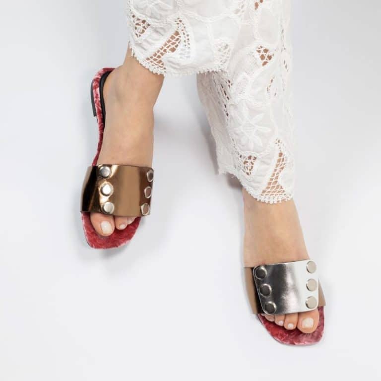 TAC TAC: questo è il suono della nuova collezione del sandalo spaiabile slide flat di UN/PAIR