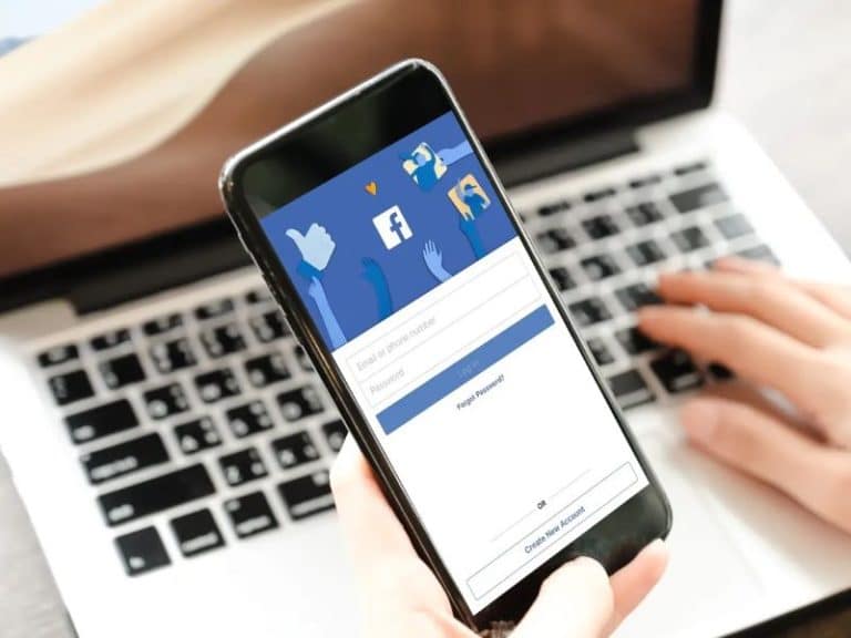 Be aware before sharing vacation photos on Facebook