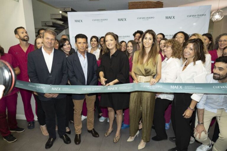 La presentadora María Casado, madrina de la primera clínica MAEX en Andalucía