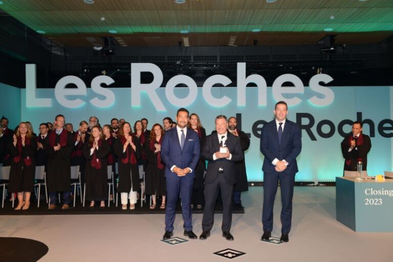 Les Roches Marbella gradúa a 275 alumnos y premia al chef Joan Roca con el “Hospitality Golden Key Award”
